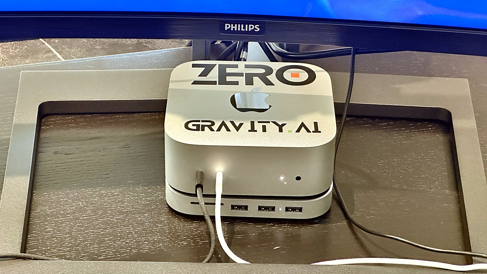 De AI Subfactory: een Mac Mini M4 Pro met ZeroGravity.ai-opdruk onder een breedbeeldscherm